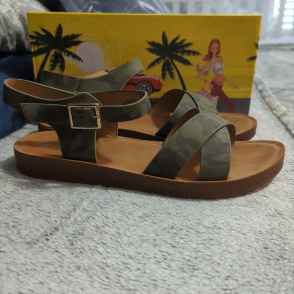 Camouflage Strap Sandals